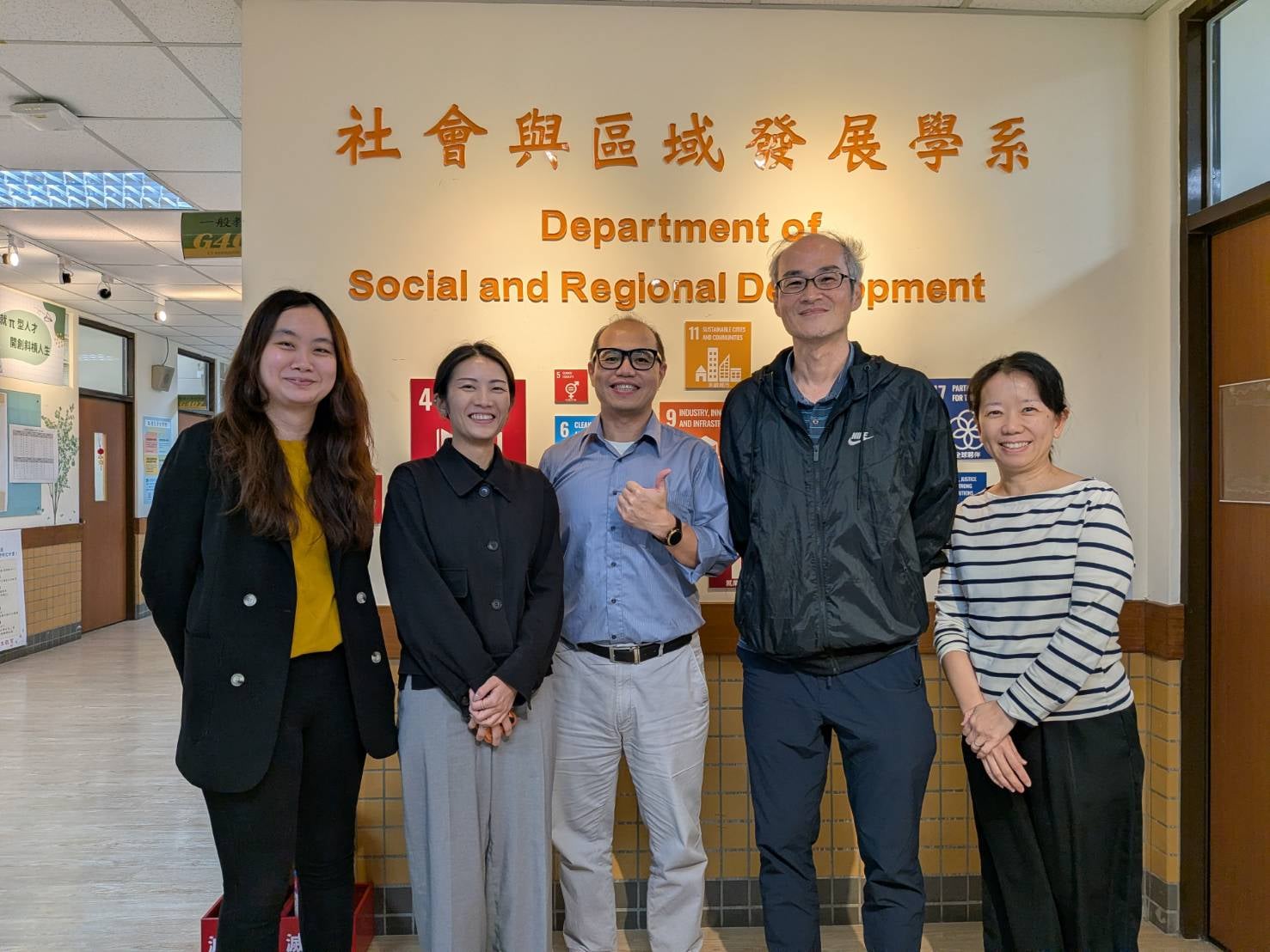 以境與系上師長合照