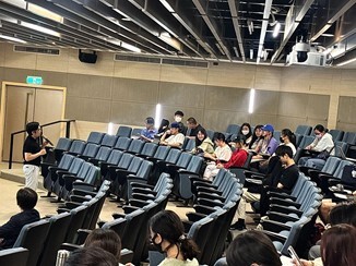 講者向同學提問互動