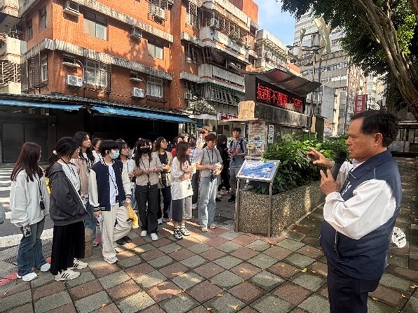 沈鳳雲里長介紹龍生公園太陽能手機充電板