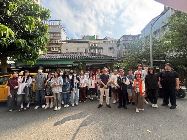 日式建築前大合照