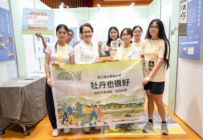 同學與蕭副總統合影圖片