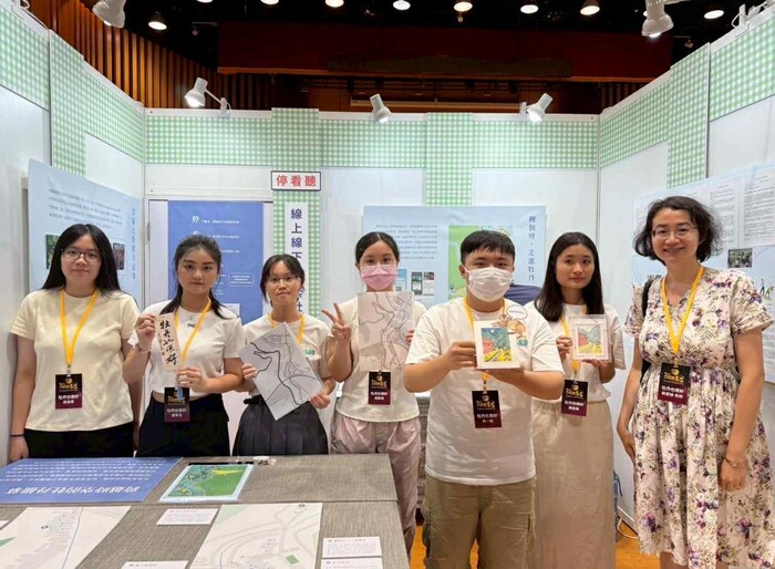 參賽學生與指導老師合照圖片