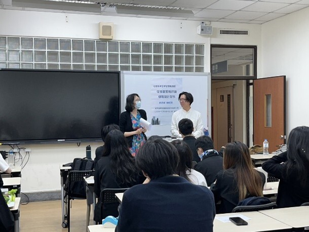 老師介紹主講人以及開場